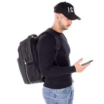 Fedélzeti méretű laptophátizsák USB csatlakozóval