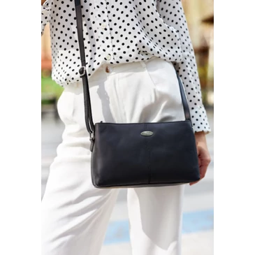 Elegáns Valódi bőr női oldaltáska fekete színben