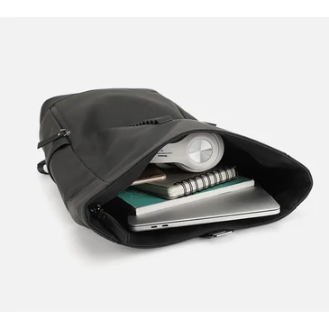 Fedélzeti méretű sokzsebes hátizsák 