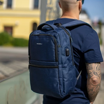 Fedélzeti méretű laptophátizsák  USB csatlakozóval