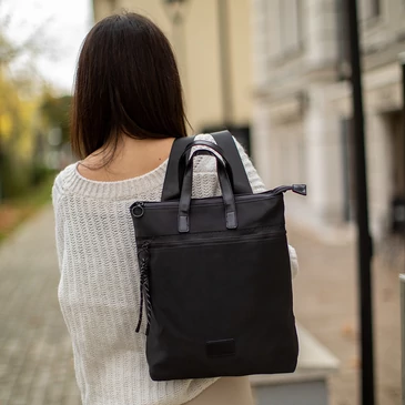 Sokzsebes vízálló női hátizsák fekete színben