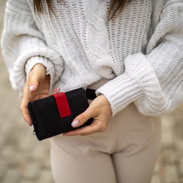 Pénztárca fekete-piros színben sok kártyatartóval