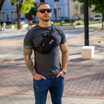 AdventureR nagyméretű 4 zsebes övtáska fekete színben AT5297