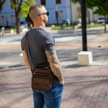 Valódi bőr férfi oldaltáska barna színben 