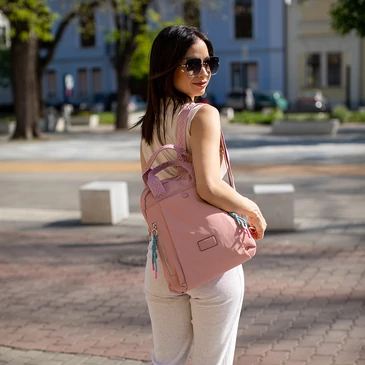 Sokzsebes vízálló női hátizsák rose színben