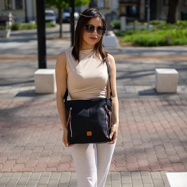 Sokzsebes női oldaltáska fekete színben 8172 Black