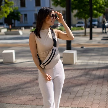 Keresztpántos női oldaltáska dupla cipzáros