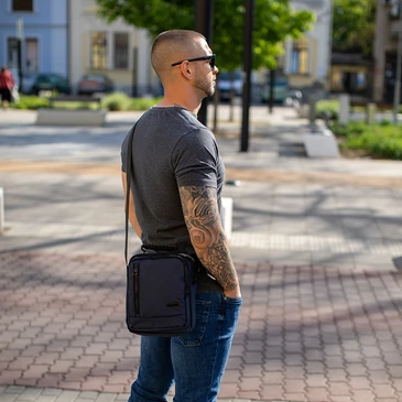 Vízálló praktikus férfi oldaltáska 