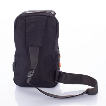 Testtáska fekete színben usb csatlakozóval