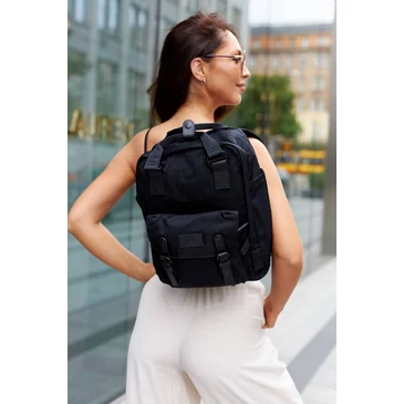 Tágas, városi hátizsák laptoptartóval Fekete színben