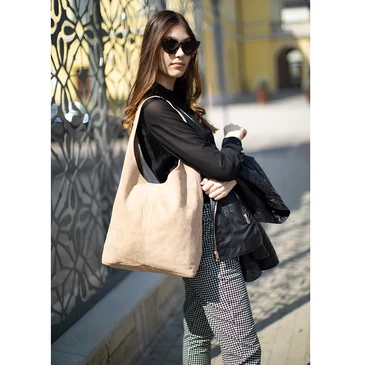 Valódi velúrbőr női táska világosbézs színben