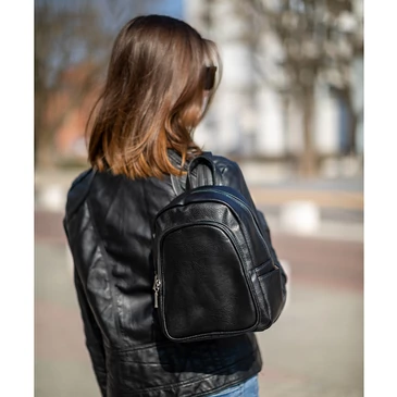 Női hátizsák fekete színben