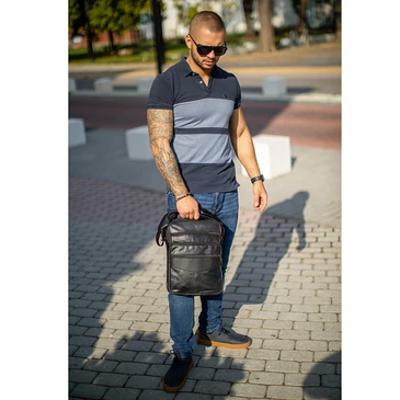 Nagy méretű férfi oldaltáska fekete színben
