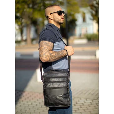 Nagy méretű férfi oldaltáska fekete színben