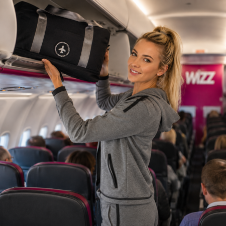 Utazótáska  Wizzair méretű fedélzeti táska 40 x 30 x 20 cm fekete színben