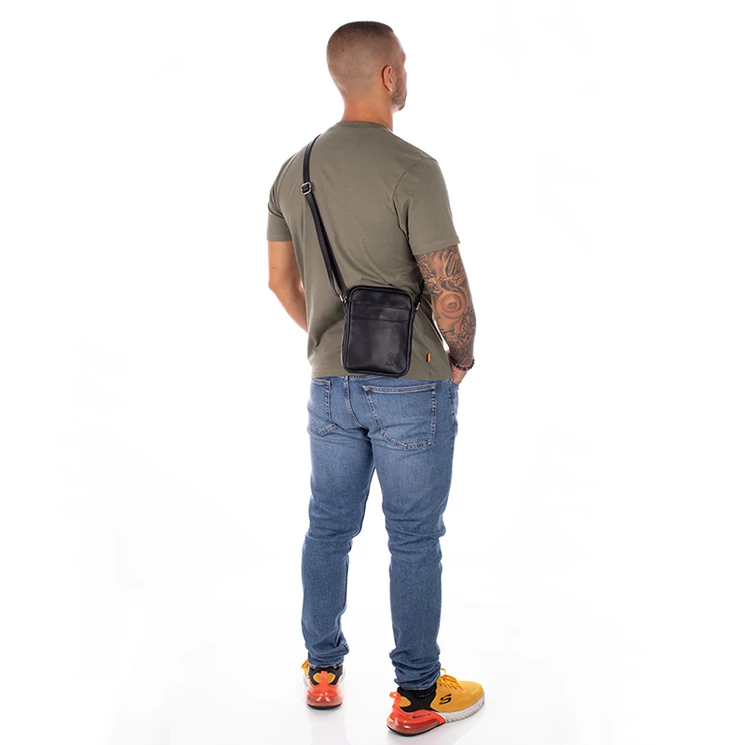 Valódi bőr férfi oldaltáska fekete színben Made in Italy