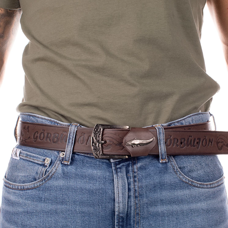 Horgász öv harcsa mintával barna színben 