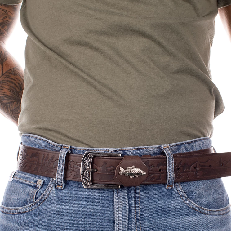 Horgász öv ponty mintával sötétbarna színben 120 cm