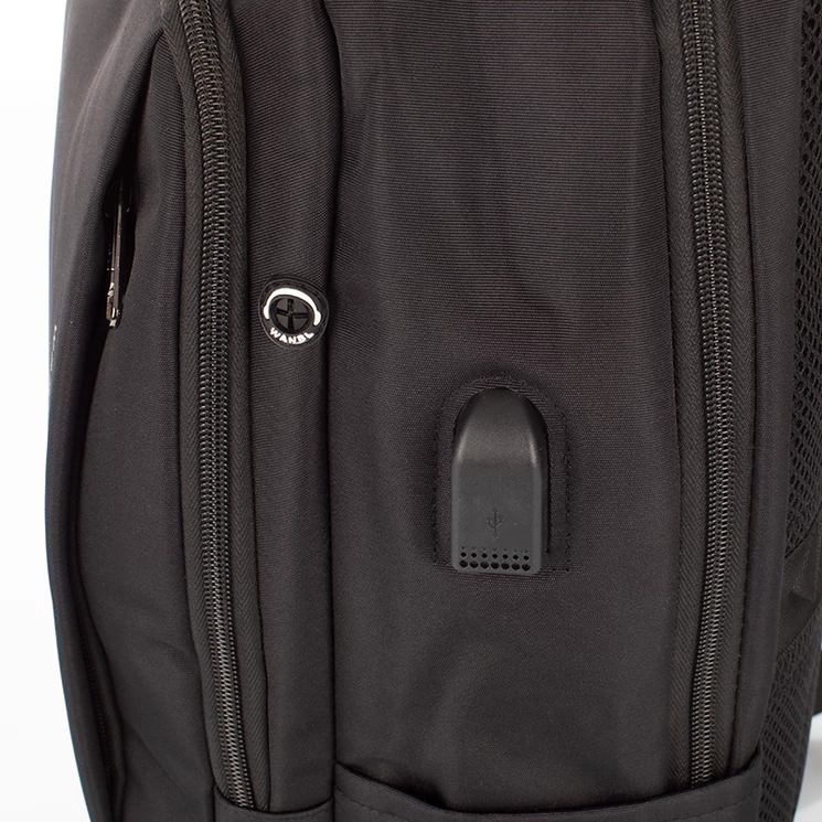 Fedélzeti méretű laptophátizsák  USB csatlakozóval