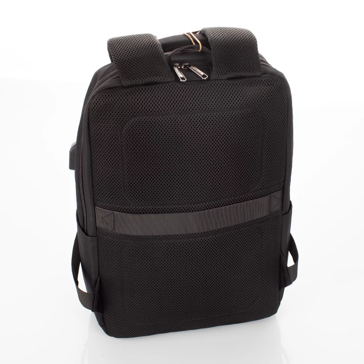 Fedélzeti méretű laptophátizsák  USB csatlakozóval