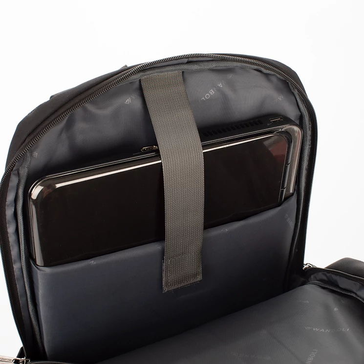 Fedélzeti méretű laptophátizsák  USB csatlakozóval