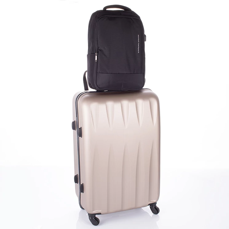 Fedélzeti méretű laptophátizsák  USB csatlakozóval