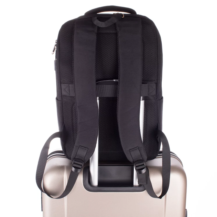 Fedélzeti méretű laptophátizsák  USB csatlakozóval