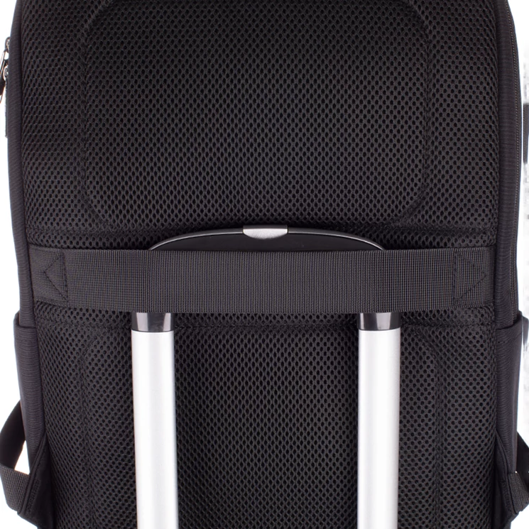 Fedélzeti méretű laptophátizsák  USB csatlakozóval