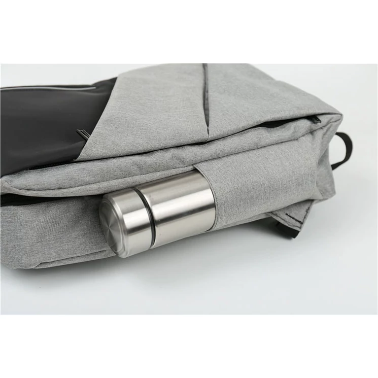 Fedélzeti méretű laptophátizsák  USB csatlakozóval