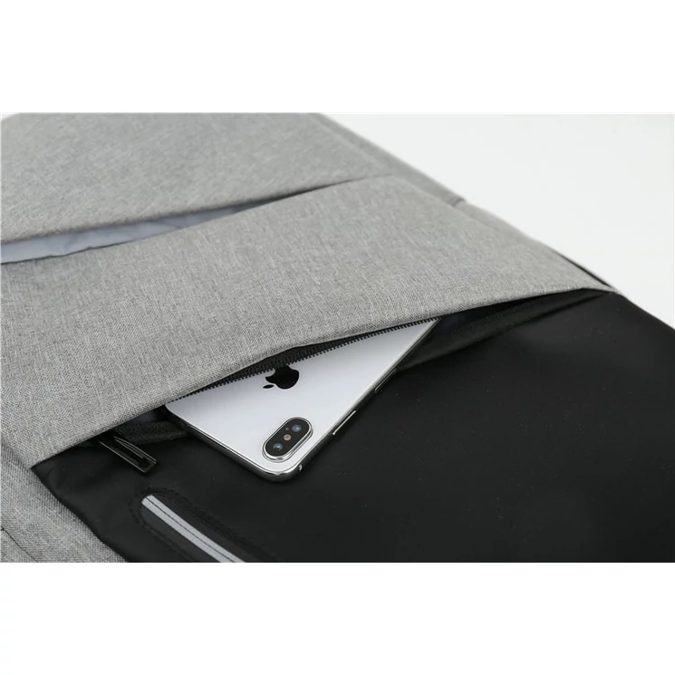 Fedélzeti méretű laptophátizsák  USB csatlakozóval