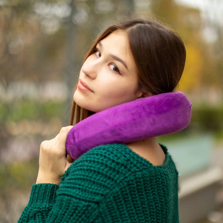 Pihe puha plüss  nyakpárna lila színben