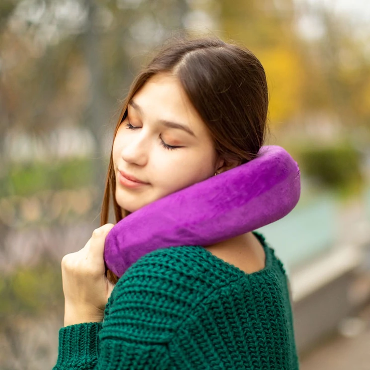 Pihe puha plüss  nyakpárna lila színben