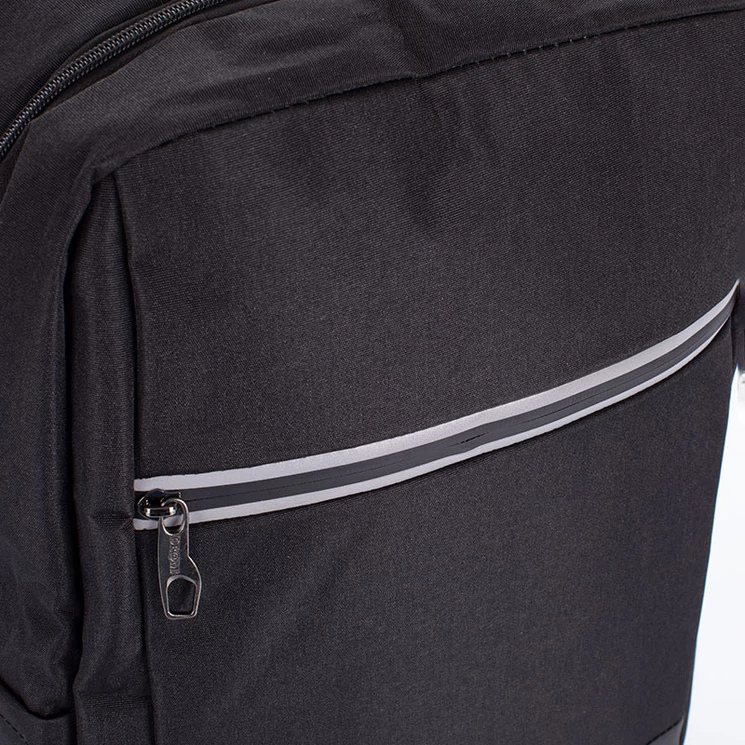 Fedélzeti méretű laptophátizsák  USB csatlakozóval