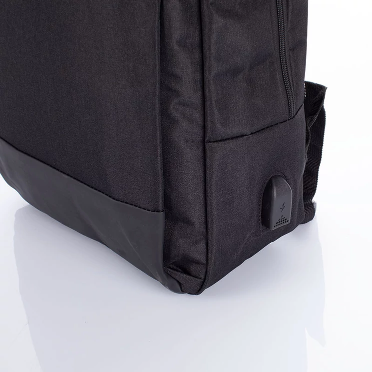 Fedélzeti méretű laptophátizsák  USB csatlakozóval