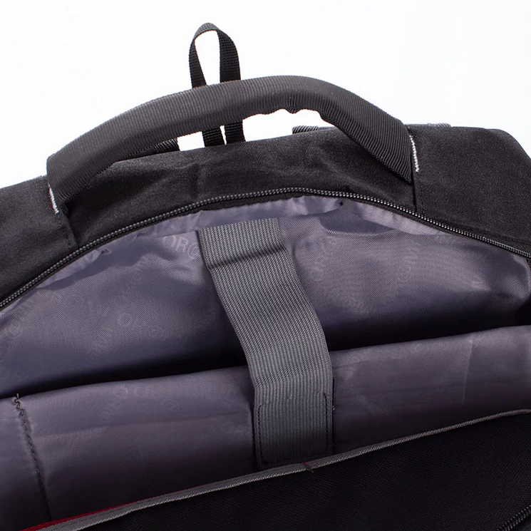 Fedélzeti méretű laptophátizsák  USB csatlakozóval