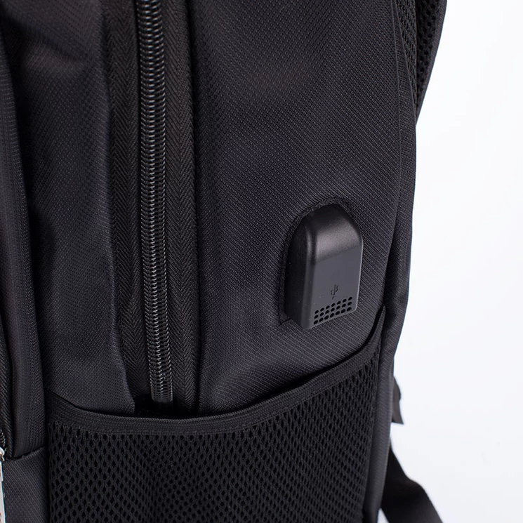 Laptophátizsák USB töltővel fekete színben