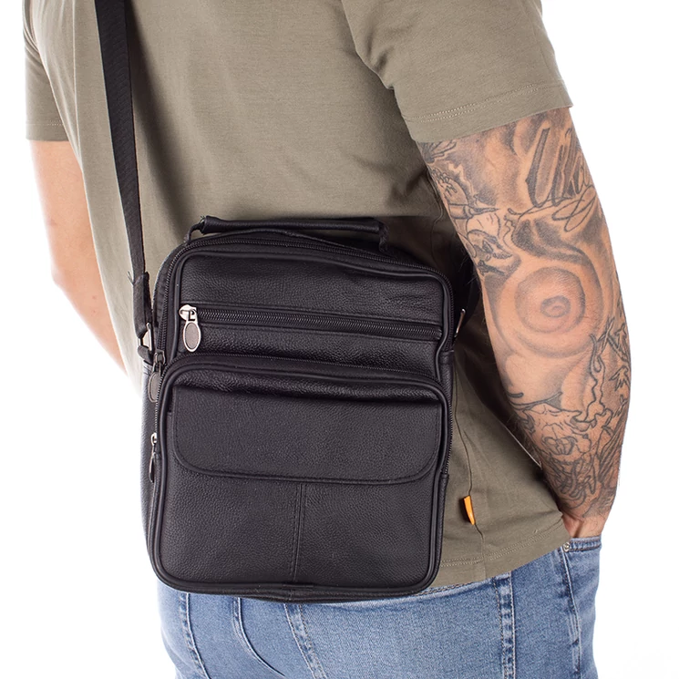  Valódi bőr férfi oldaltáska fekete színben