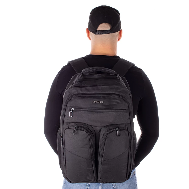 Fedélzeti méretű laptophátizsák USB csatlakozóval