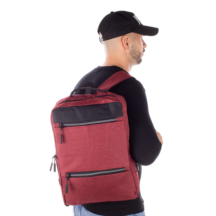 Fedélzeti méretű laptophátizsák  USB csatlakozóval