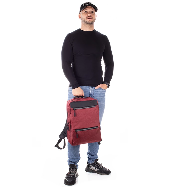 Fedélzeti méretű laptophátizsák  USB csatlakozóval