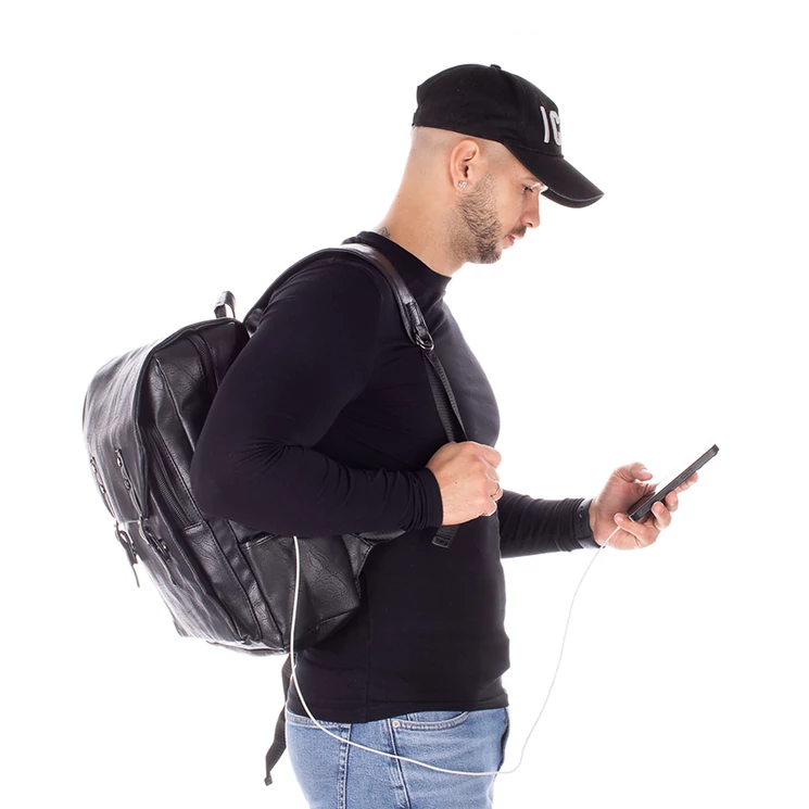 Fedélzeti méretű laptophátizsák  USB csatlakozóval