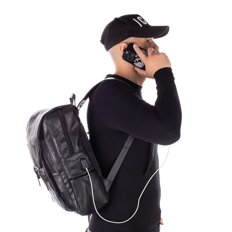 Fedélzeti méretű laptophátizsák  USB csatlakozóval