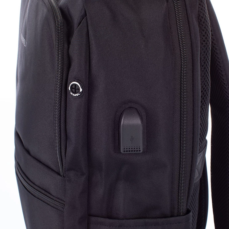 Fedélzeti méretű laptophátizsák  USB csatlakozóval