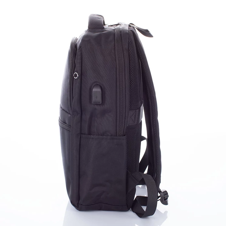 Fedélzeti méretű laptophátizsák  USB csatlakozóval