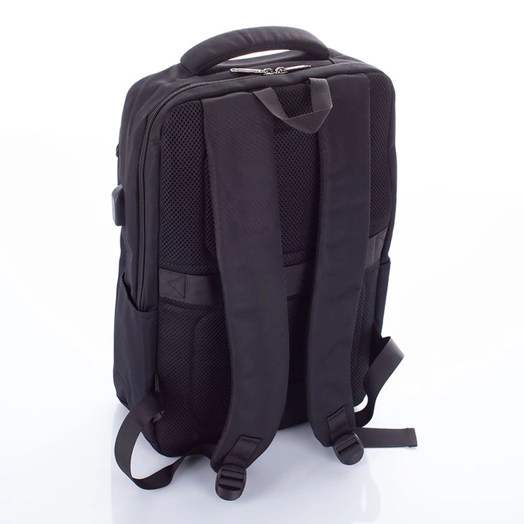 Fedélzeti méretű laptophátizsák  USB csatlakozóval