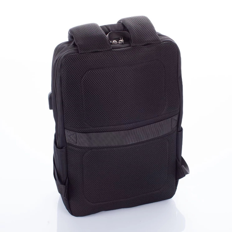 Fedélzeti méretű laptophátizsák  USB csatlakozóval