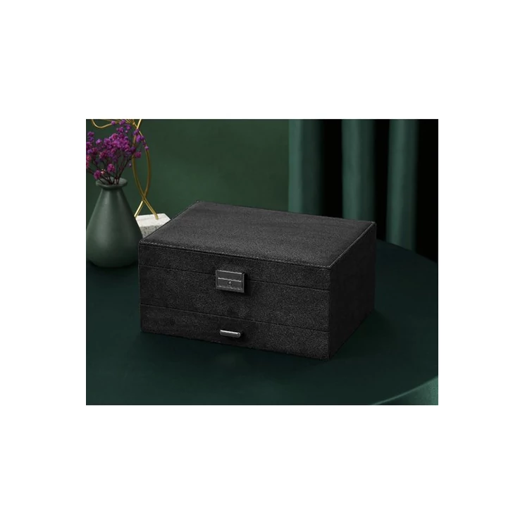 Ékszerdoboz elegáns fekete színben