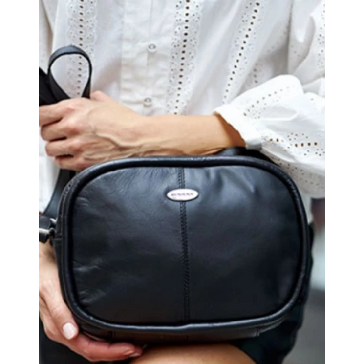 Valódi bőr Női oldaltáska fekete színben