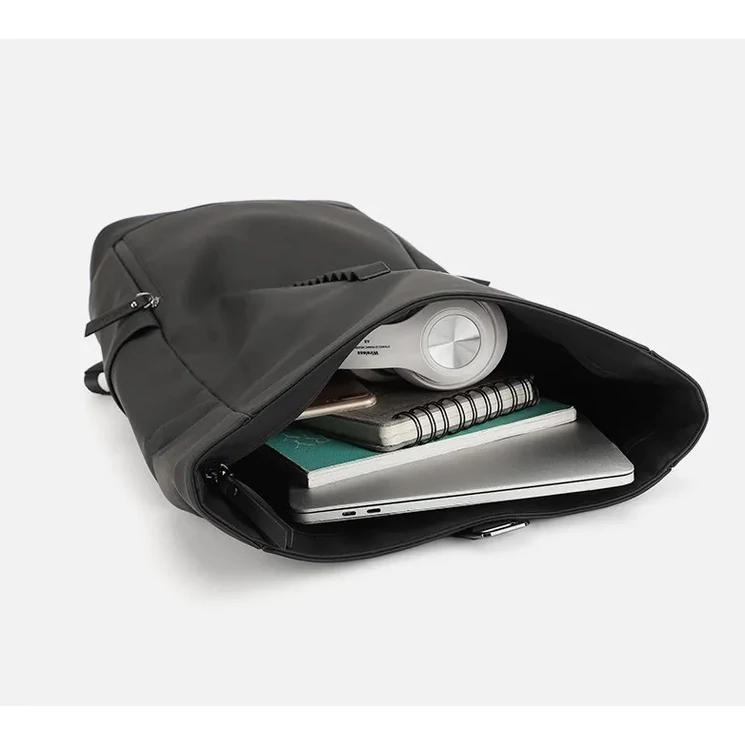 Fedélzeti méretű sokzsebes hátizsák 