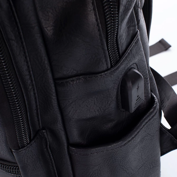 Fedélzeti méretű laptophátizsák  USB csatlakozóval